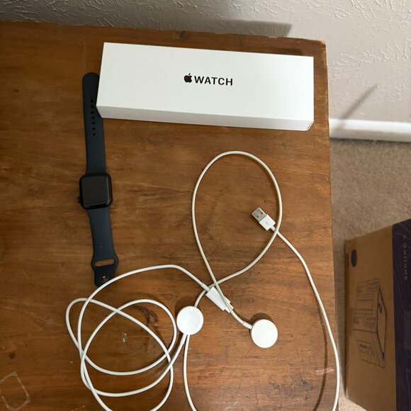 SOLD Apple Watch SE (gen2) 40 mm - Picture 2 of 3